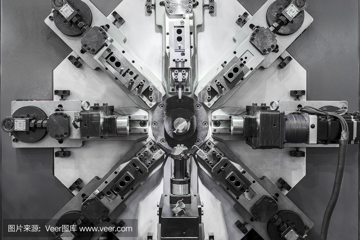 自动折线机,高精度数控加工中心,操作员在工厂制造汽车弹簧零件。